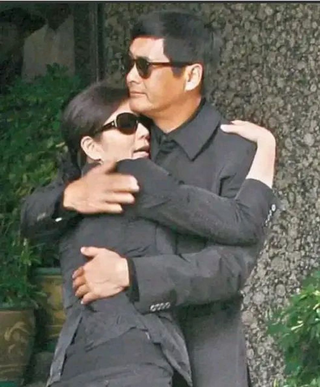 2007年,钟楚红老公葬礼,她依偎在周润发怀里大声痛哭,十分悲伤.