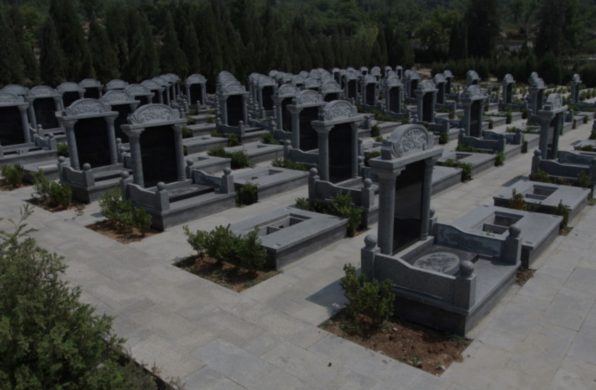 土葬墓穴起步价是27万,价格更高的,四五十万一平的都有…,价格不能