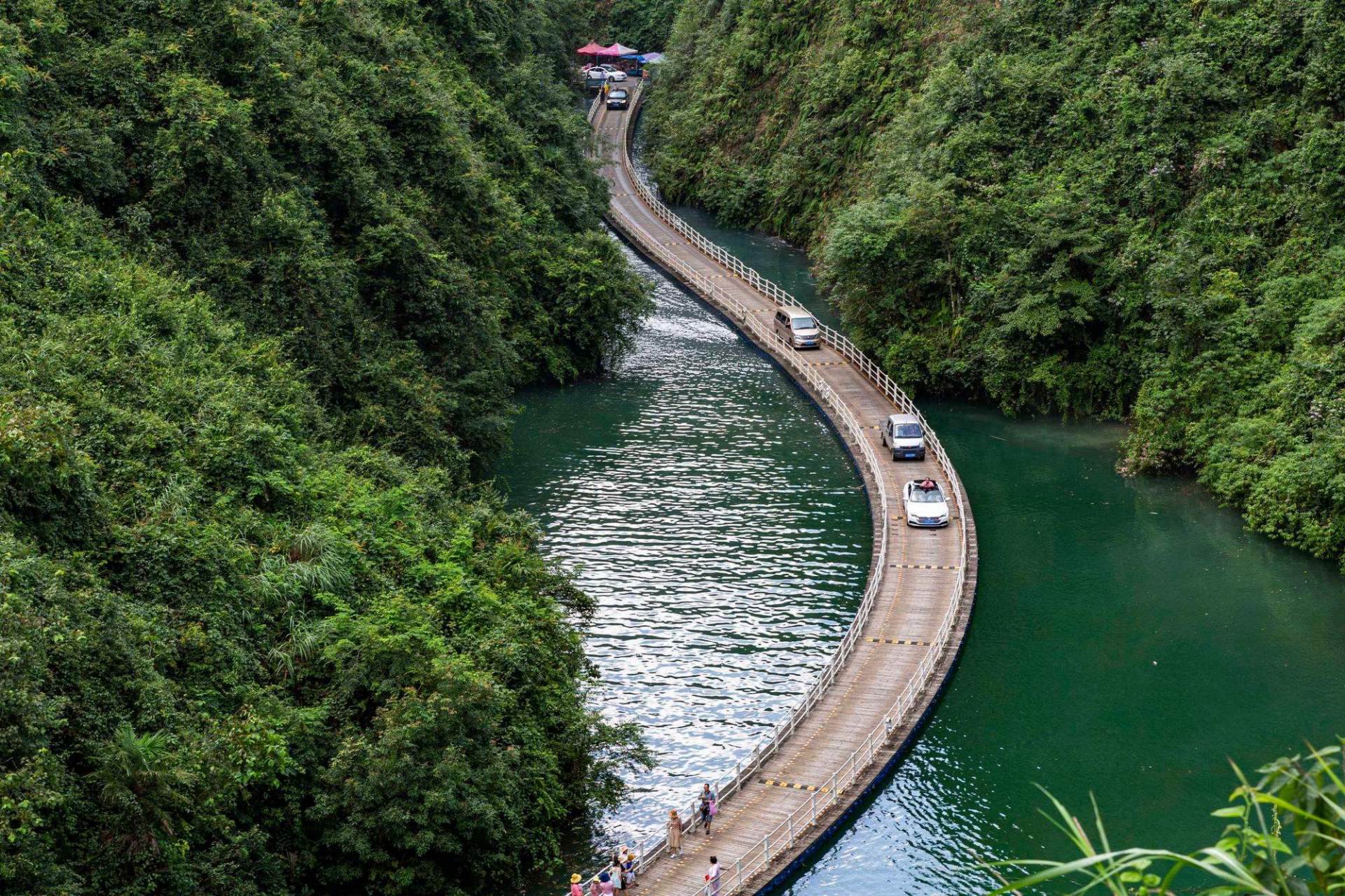 5月16日,恩施狮子关景区网红浮桥游览车坠河,导致5名游客死亡,随即
