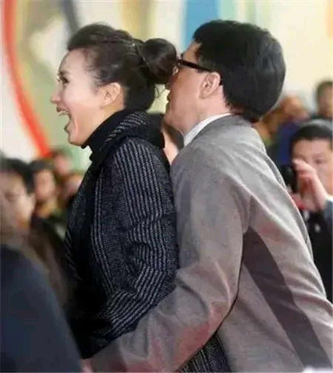 这张照片拍摄于2007年,28岁的陈好与53岁的成龙共同出席一个活动,在一