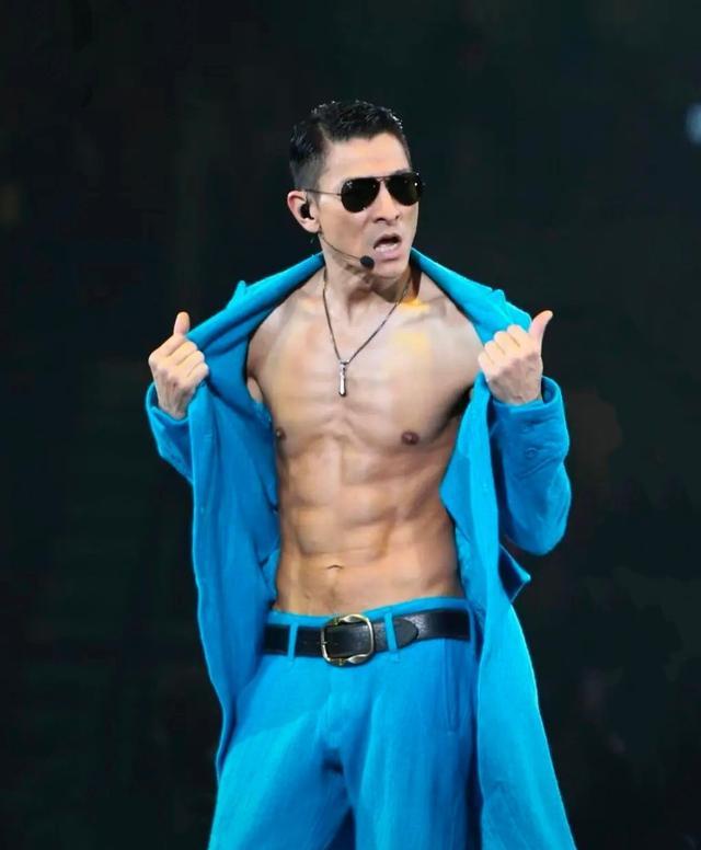 他才61岁?刘德华的腹肌照抢镜,让无数小鲜肉自惭形秽!