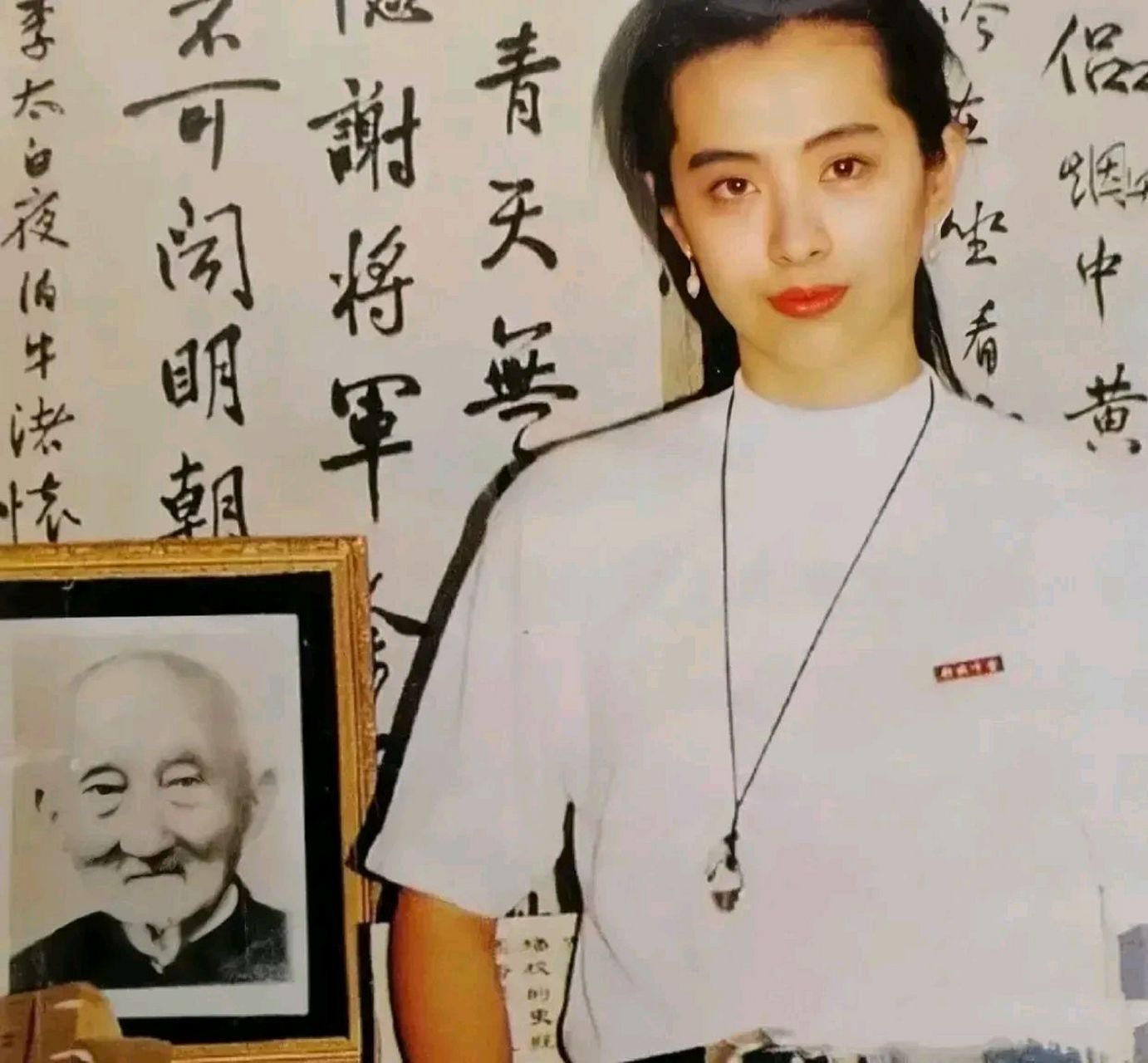 1992年,王祖贤回安徽老家祭祖探亲时的几张照片,一件白色t恤,一条牛仔