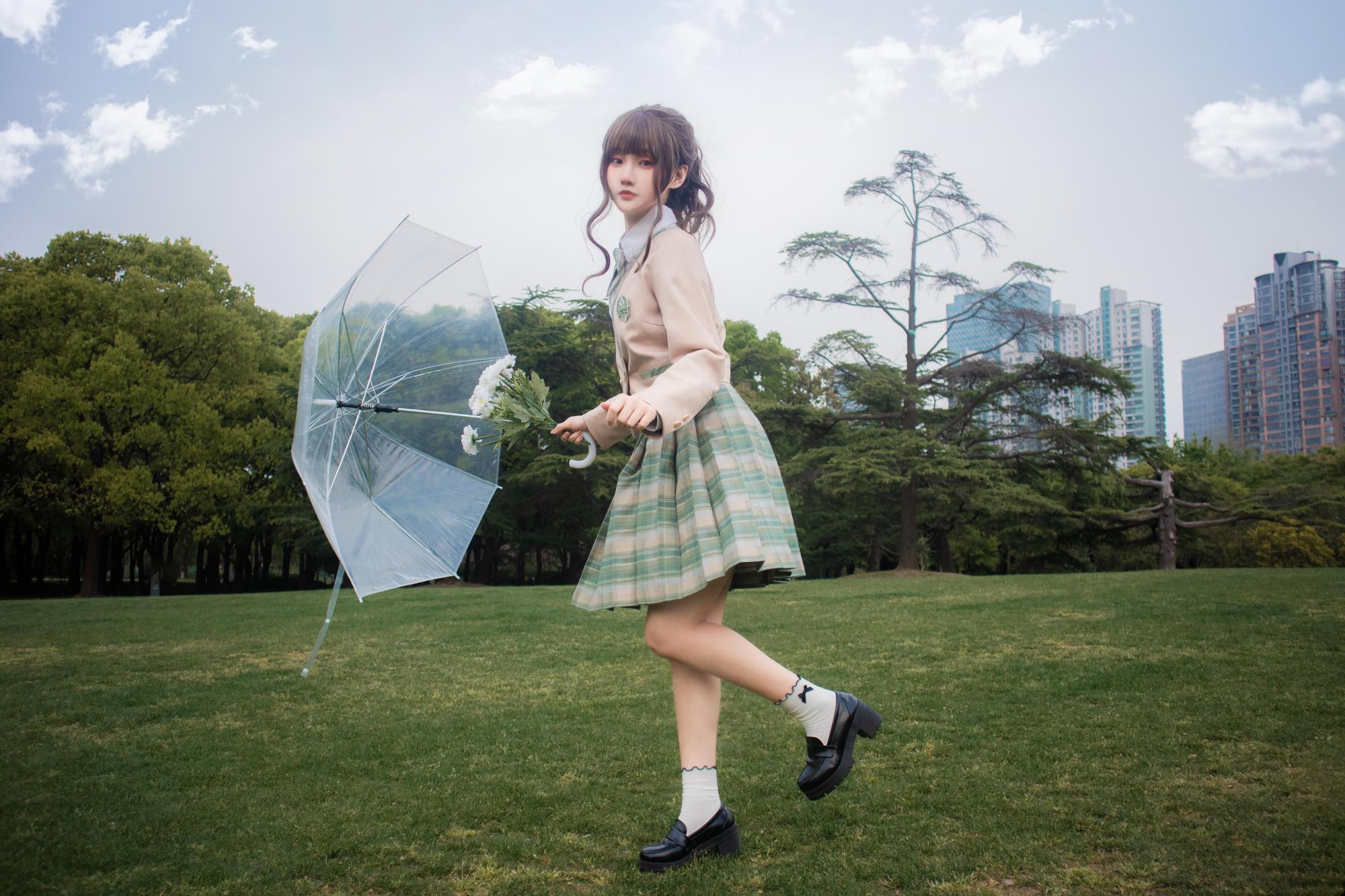 jk制服美少女:太阳伞和美少女更搭哦!