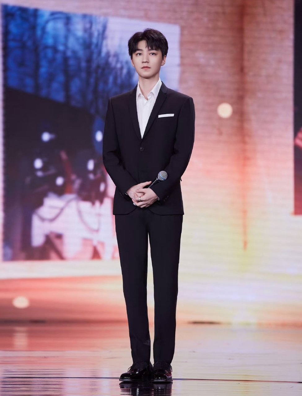 王俊凯参加电影节尽显个人魅力,站姿挺拔仪态端正,干干净净大男孩的