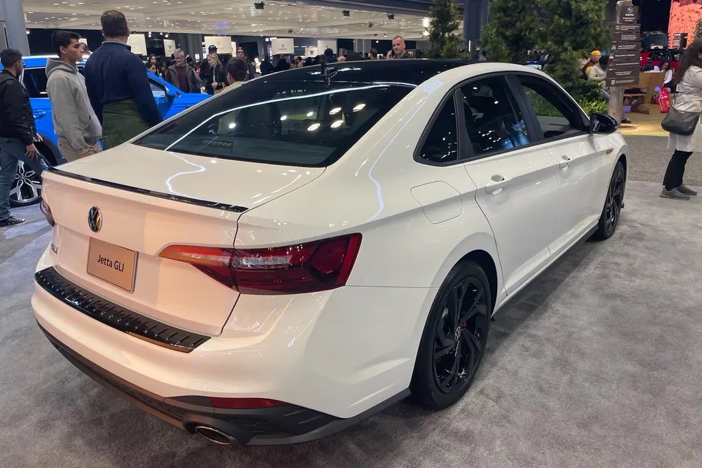 捷达gli海外亮相,镀铬红线贯穿车头,搭2.0t发动机,运动感十足