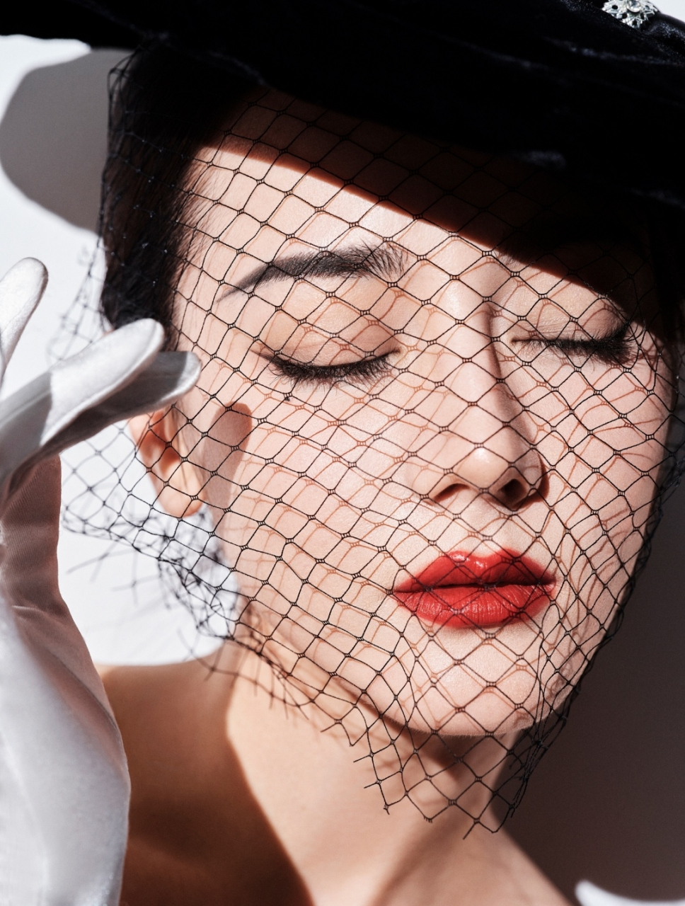 迪丽热巴这组造型好美呀,面纱的朦胧感美感十足,颜值高身材好,完美