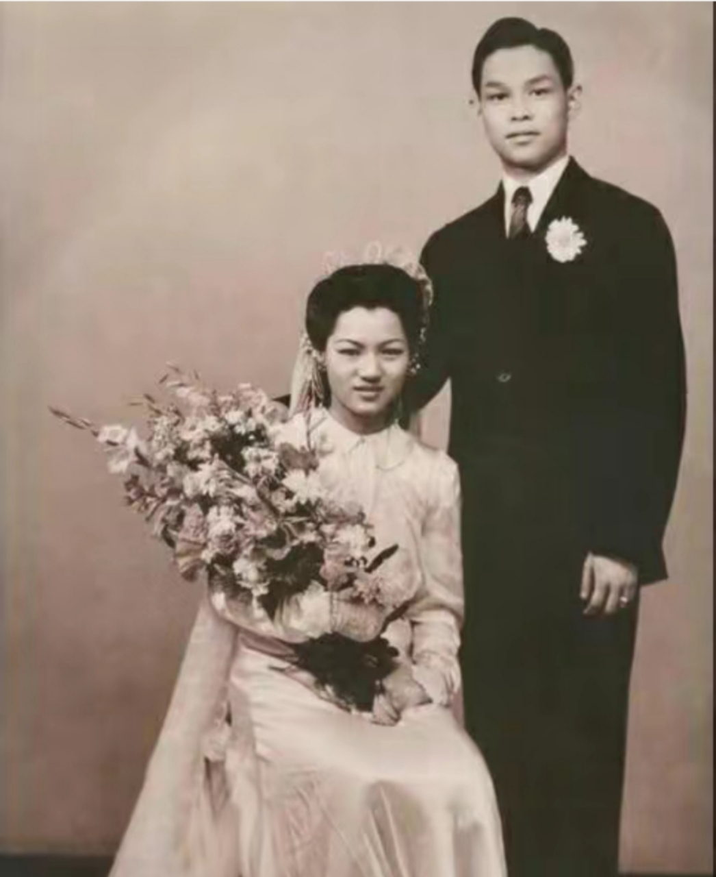 1945年,霍英东与吕燕妮的结婚照,新郎22岁,新娘21岁!