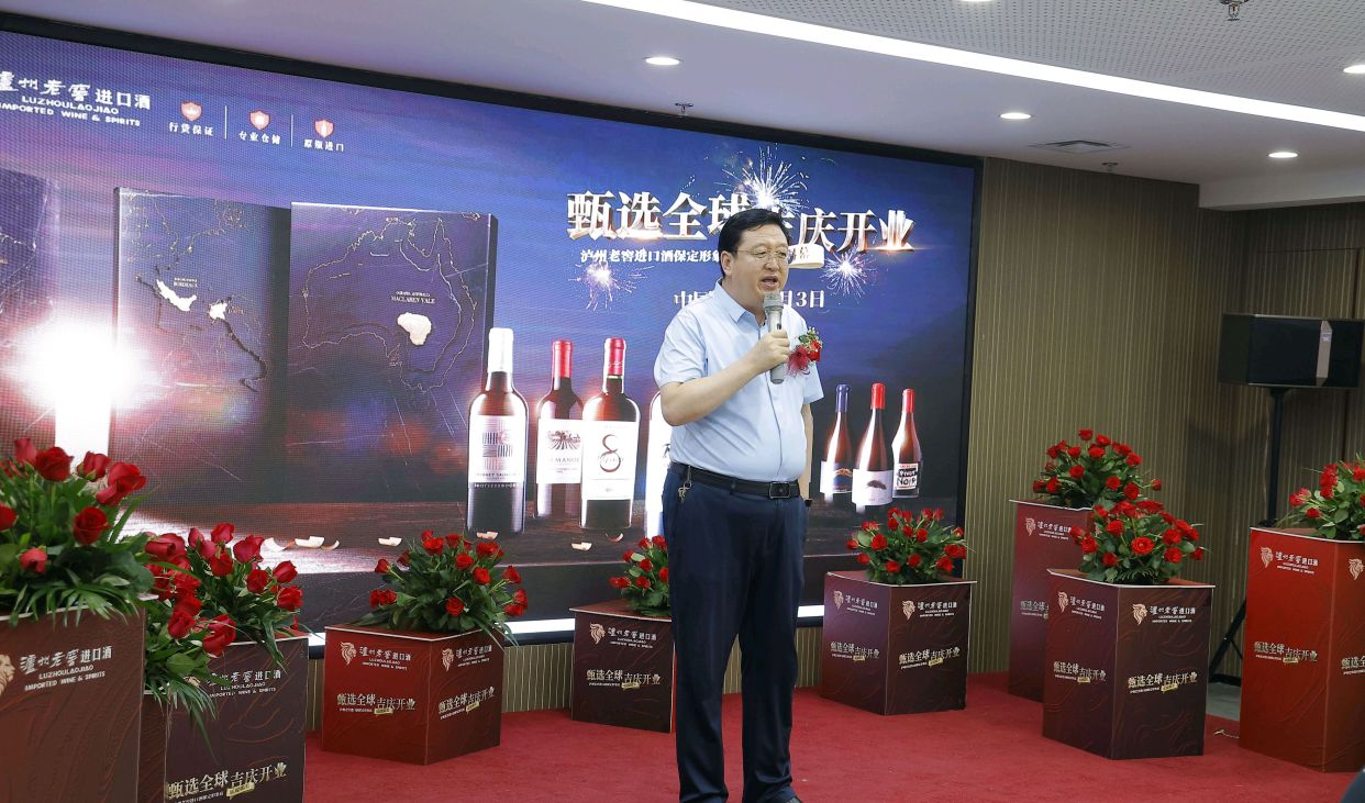 青年萨克斯演奏家刘家军迷人的舞台魅力将全场气氛推向了高潮