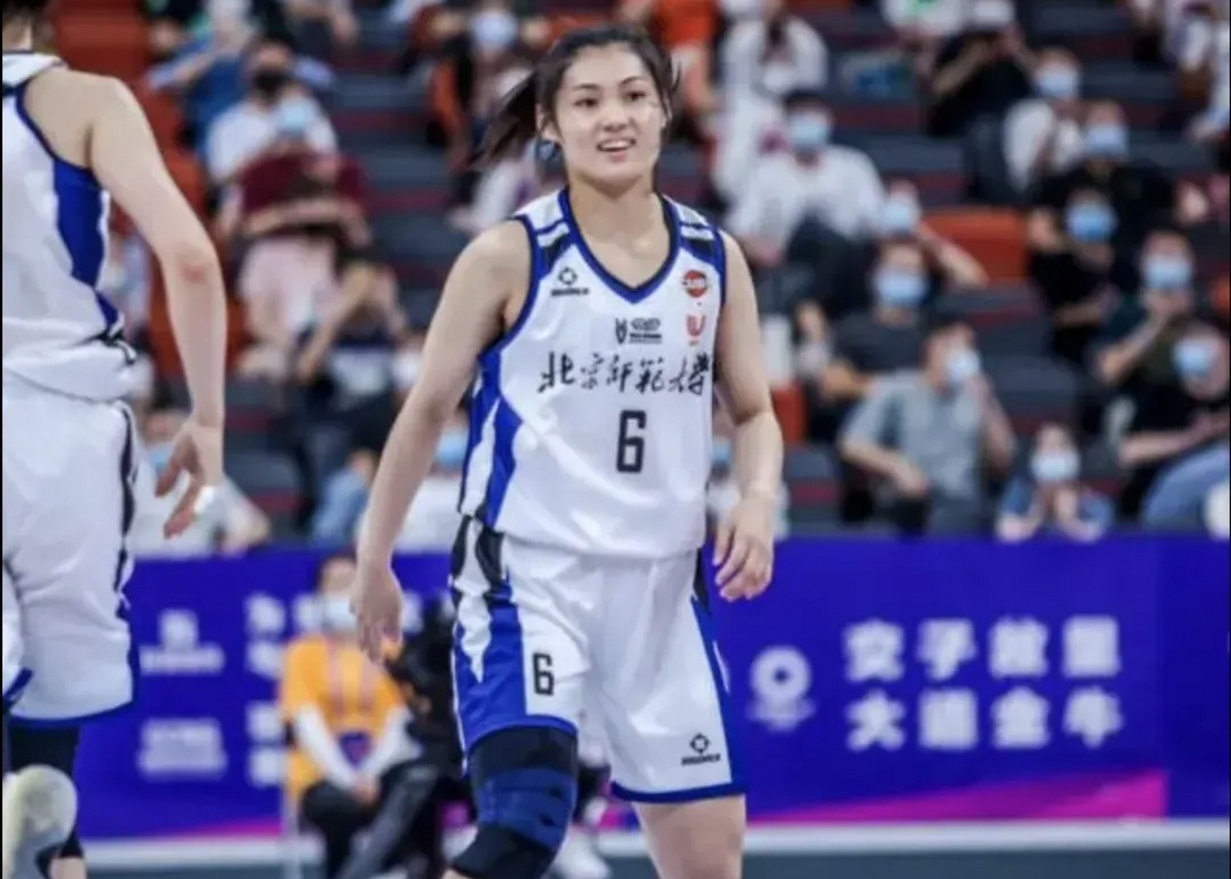 中国女篮队员一鸣惊人 ①张敬一,女,25岁,身高170厘米,河北石家庄人