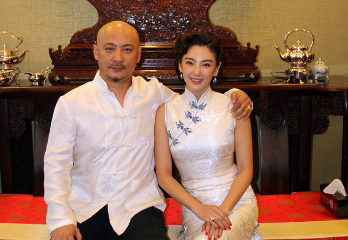 张雨绮参加戛纳电影节,穿无袖自拍颜值爆表,前夫被曝未婚产女