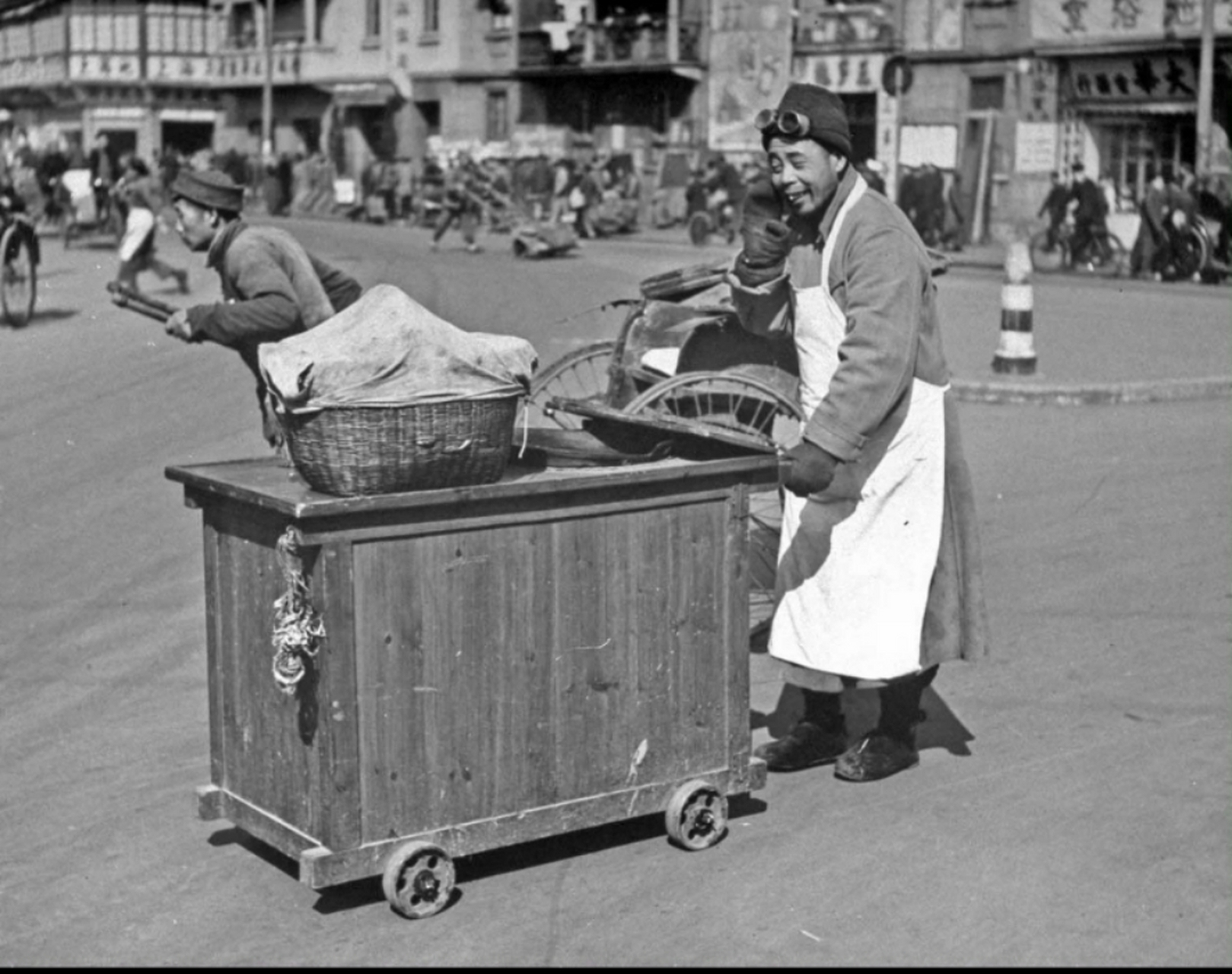 1947年,民国时期的上海,推车木车床的小商贩,他应该是卖小吃的,车床底