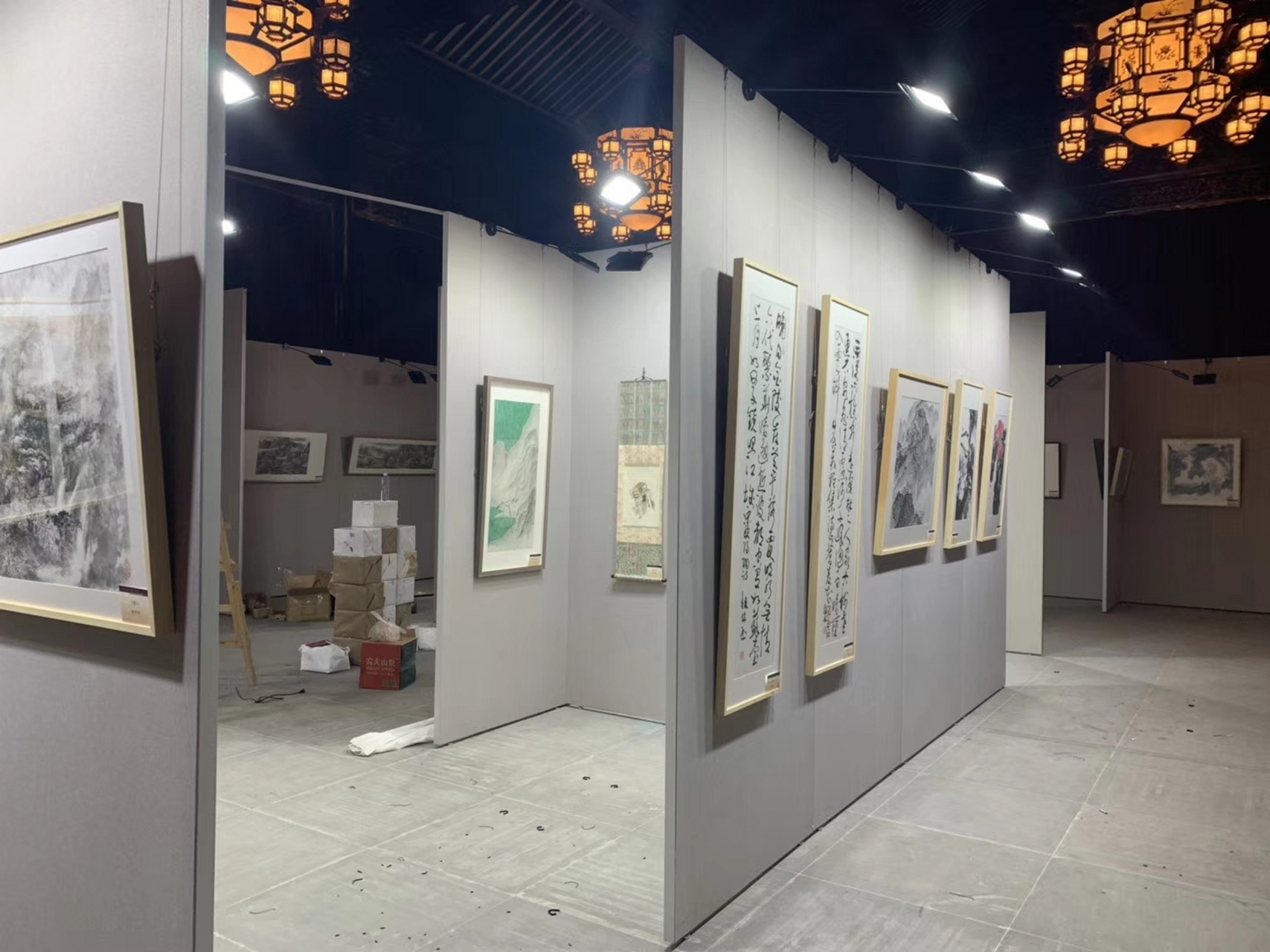 选择无缝挂画展板要注意以下三点: 1,亚麻布面和pvc面.