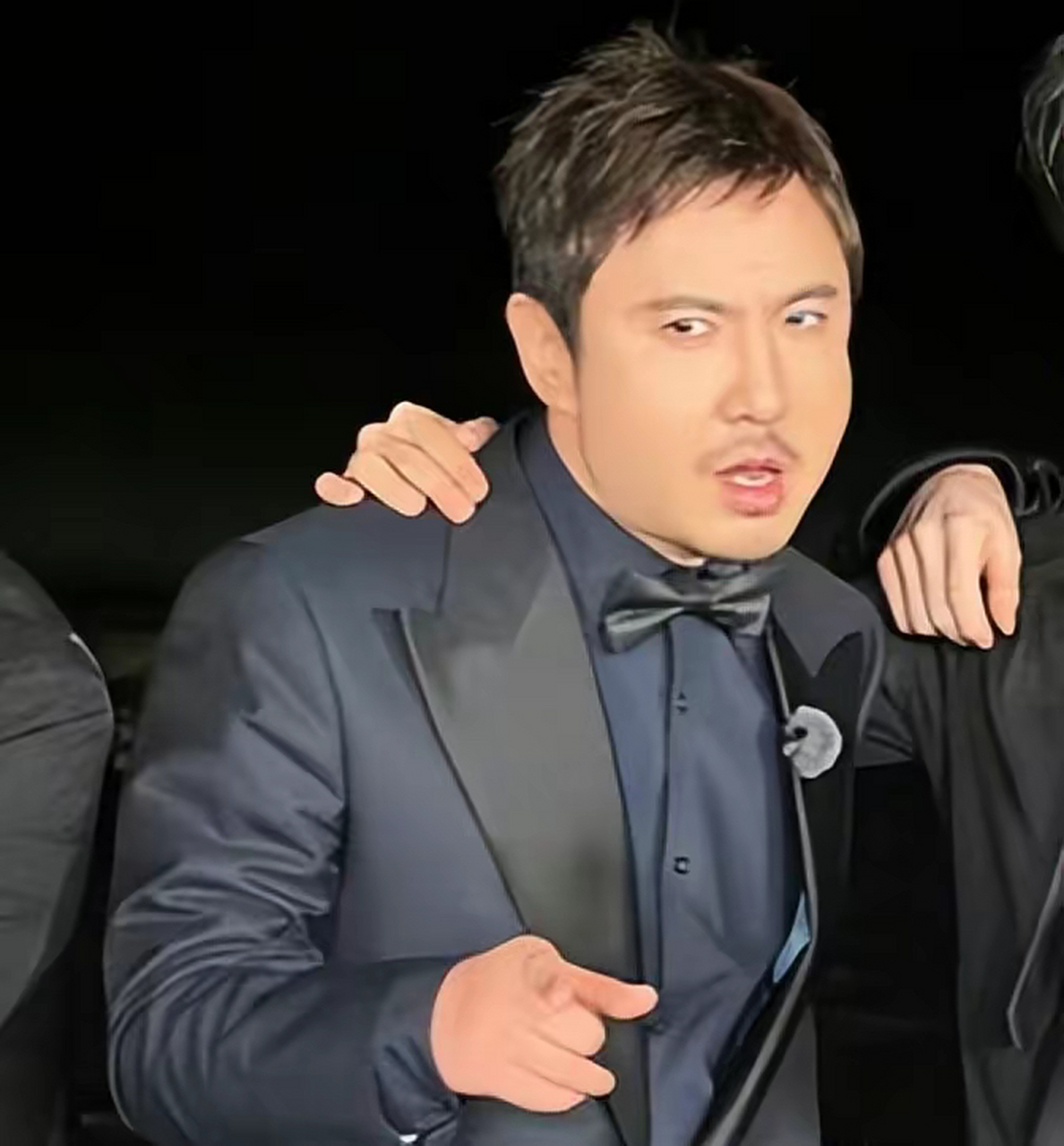 范丞丞魏大勋白敬亭……一群显眼包合影 一旁沈腾表情抢镜