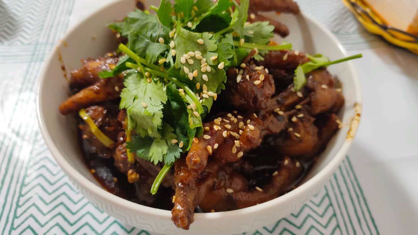 鸡脚换一个做法,加点料炒干锅鸡脚,家人朋友都超级喜欢吃