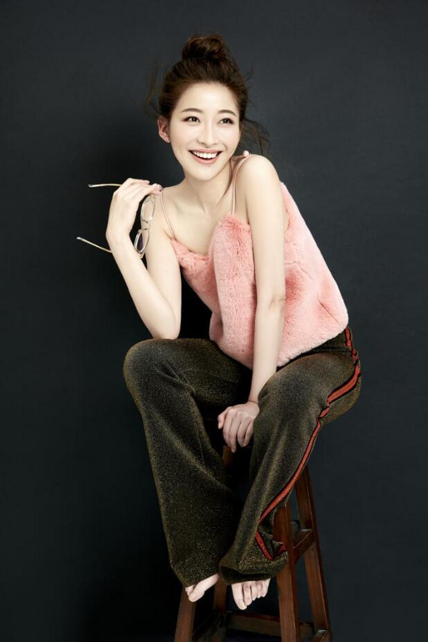 夏星,电视剧《红色》中饰演打字员张小芬,虽然只是惊鸿一面却也让人