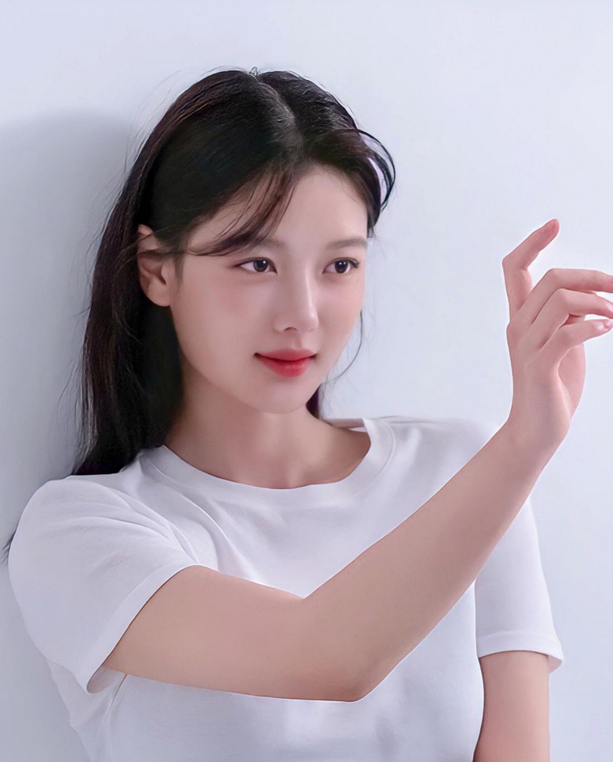 韩国女星金裕贞,长相不算精致却美丽大方