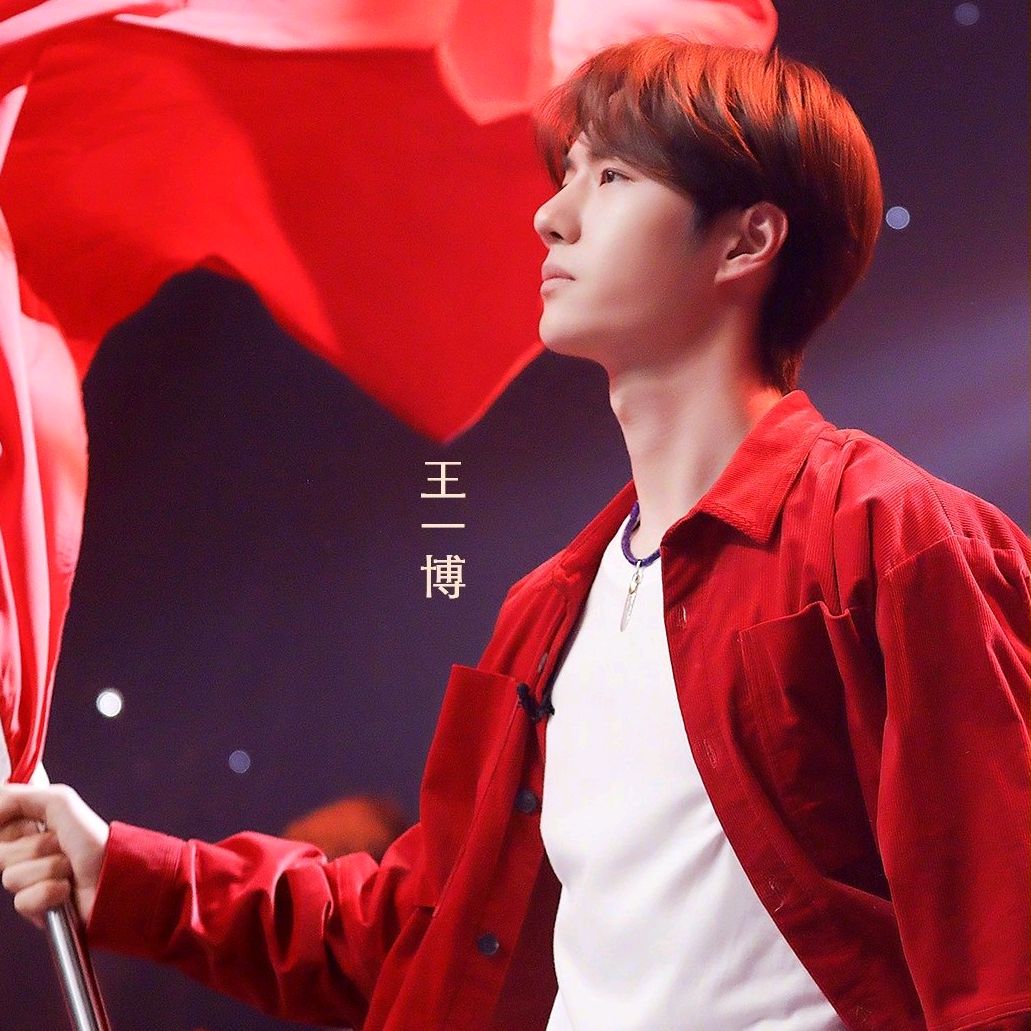 行走的热搜体,王一博红色毛衣格外亮眼,现身央视春晚引关注