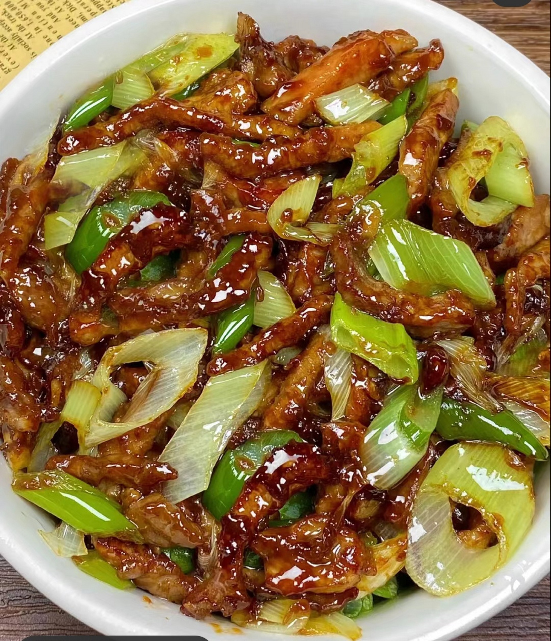 香喷喷的家常菜——葱爆肉 食材:大葱,瘦肉 做法: 1瘦肉切丝,加一勺