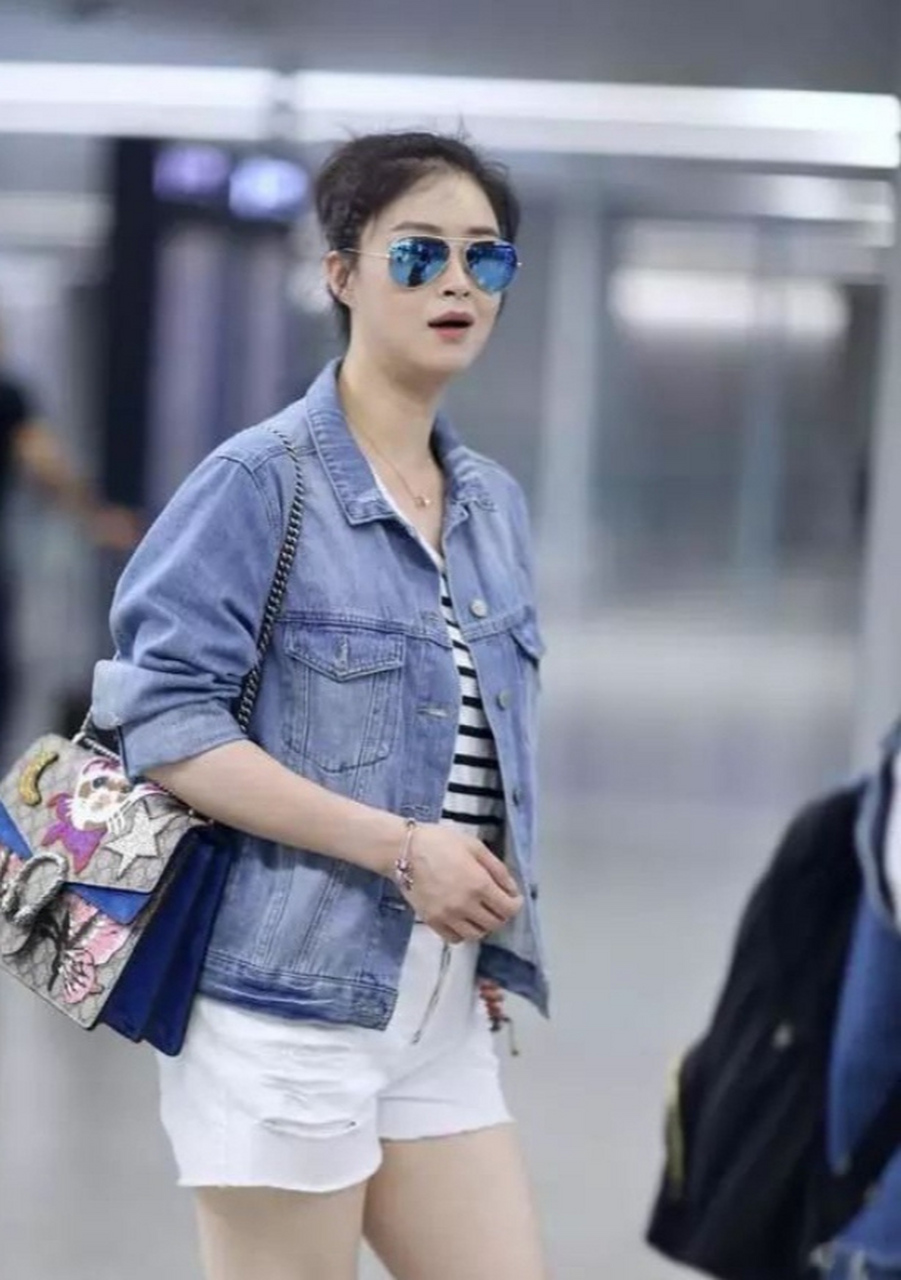 机场偶遇蒋欣,短裤搭配牛仔装,真的接地气.