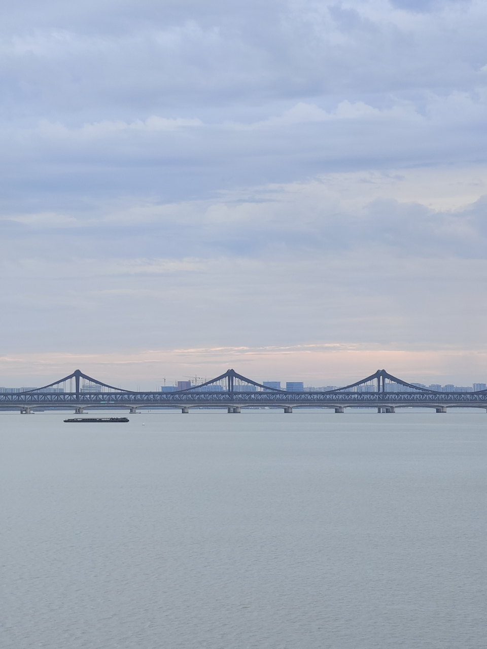 来杭州,住在城市阳台附近,早上来钱塘江边看风景,此刻的城市是安静的