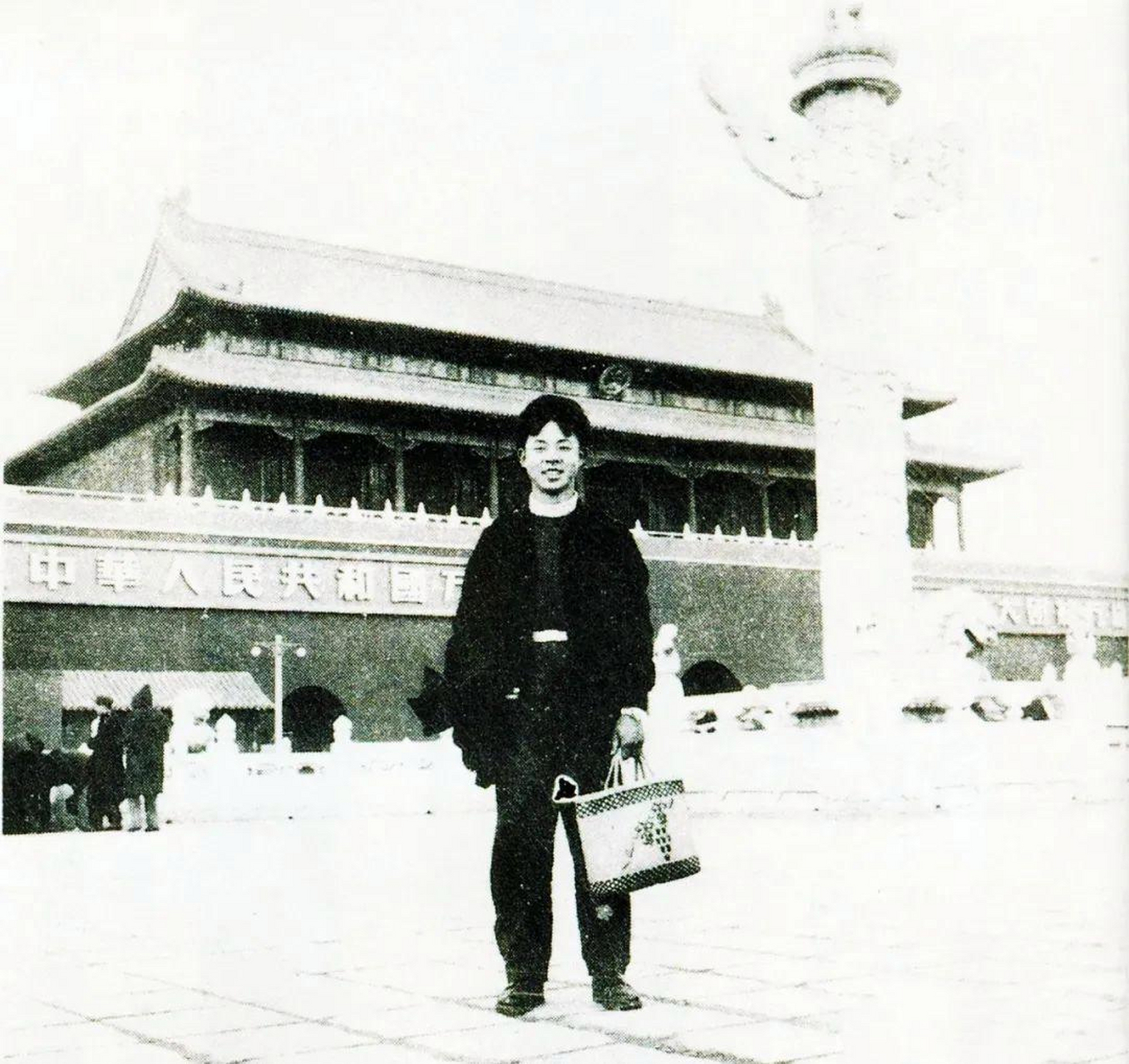 这是雷锋参军前的照片,好像是从湖南去鞍山支援鞍钢建设开推土机