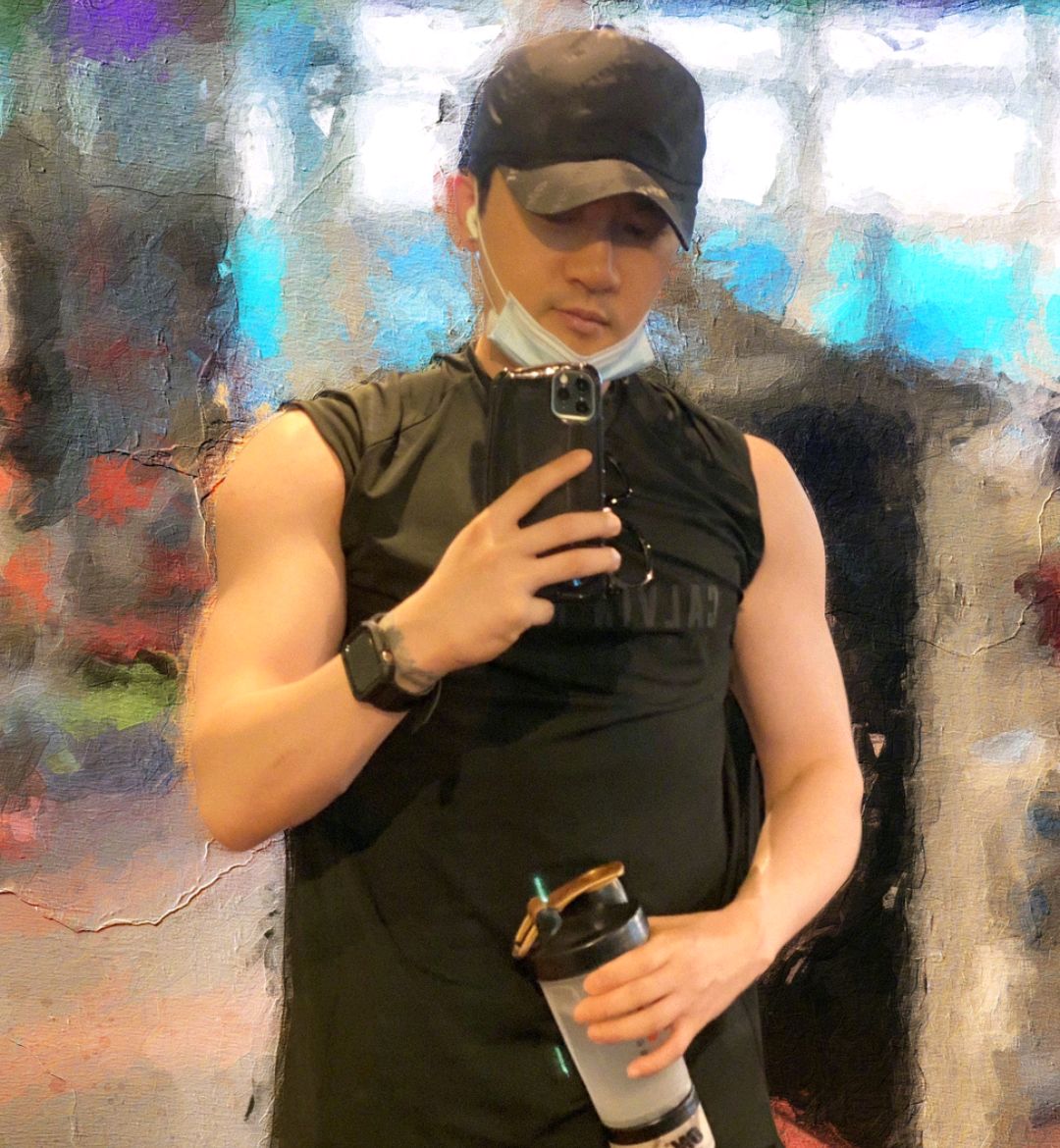 苏有朋秀手臂肌肉,"童年男神"成"中年猛男",网友:脸有点假