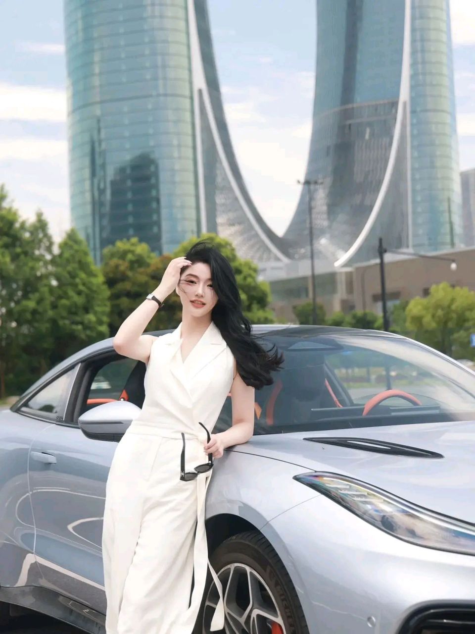 白色系豪车美女95时尚潮流长发其祥#生活# #日常穿搭# #性感好身材