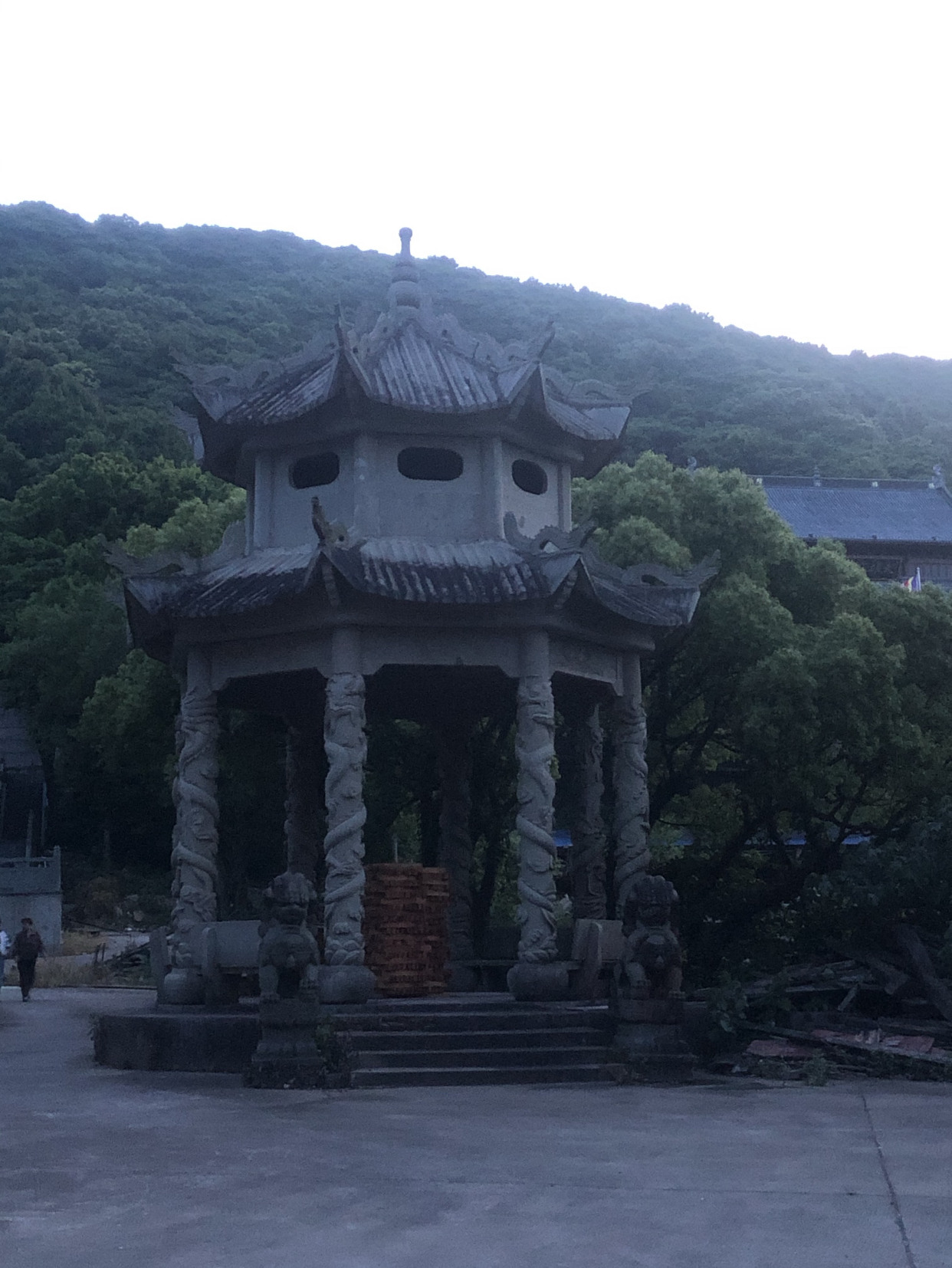 普陀朱家尖南沙旁边的七星寺,寺院前的路边一排小房子供着菩萨