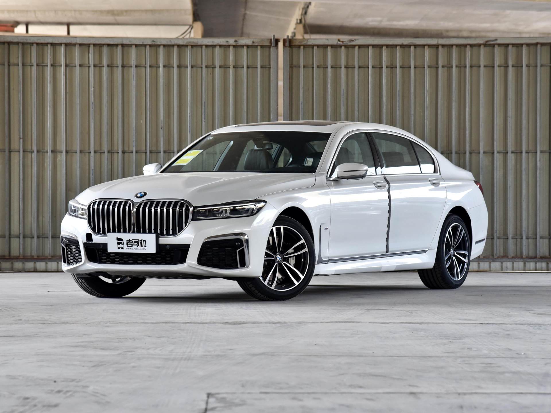 年轻且运动,行政豪华车,大鼻孔设计,实拍宝马7系