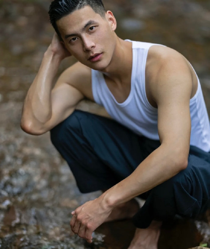 高颜值的硬汉型男,满屏的荷尔蒙气息,这谁不爱?