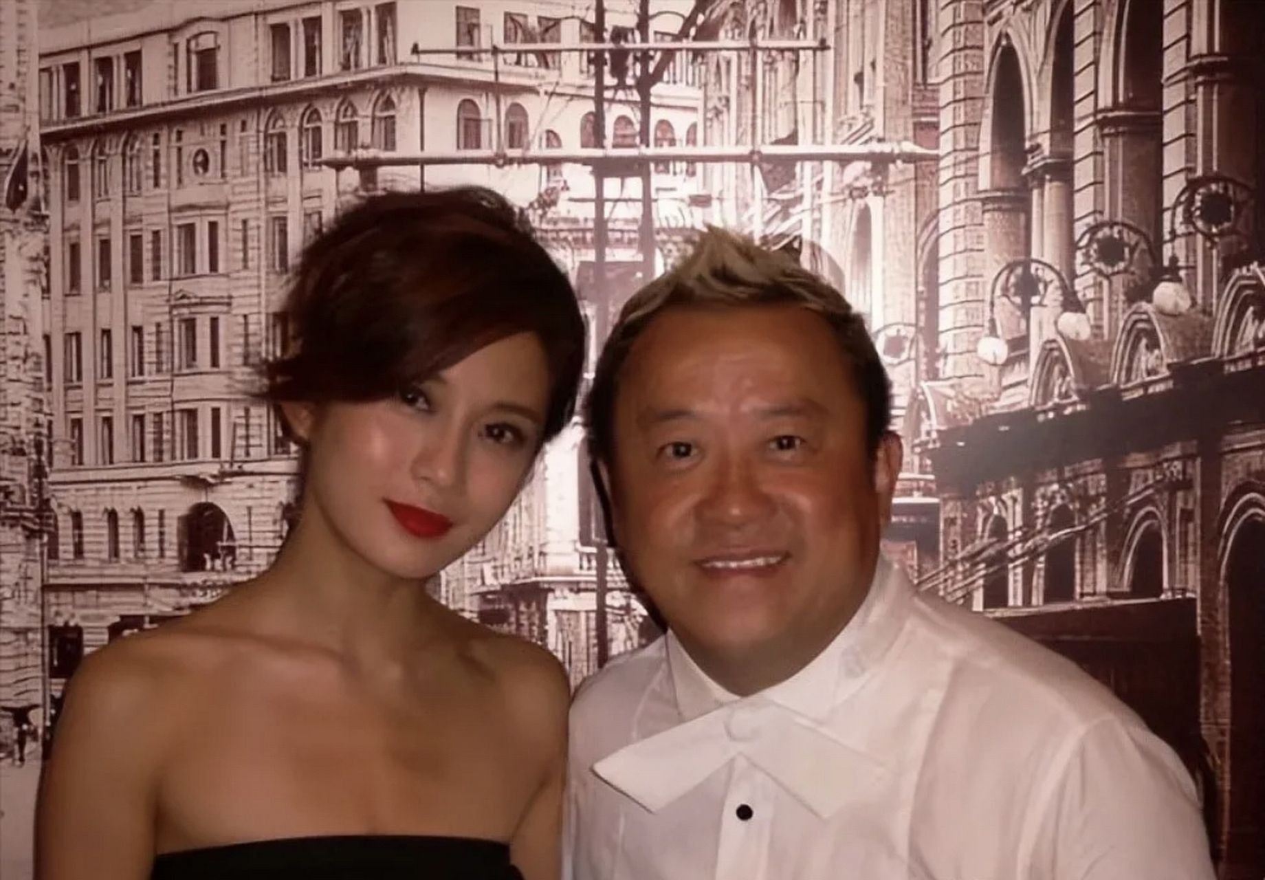 有一回,曾志伟醉酒登台主持节目,趁丘凯敏不备拽下她的裤子,丘凯敏