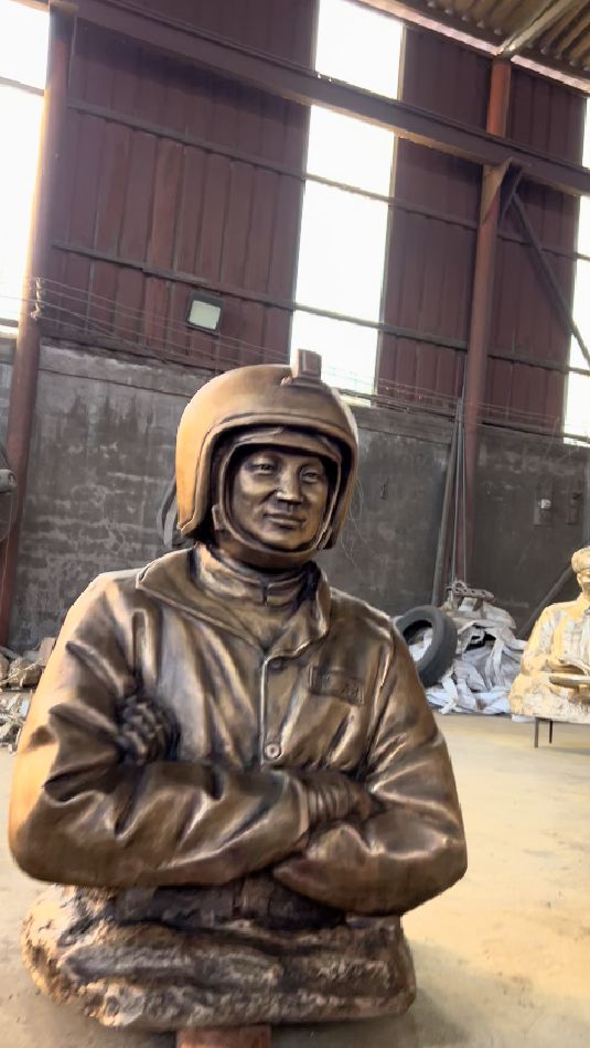 铸铜张超雕像 十大英模人物雕塑定制-度小视