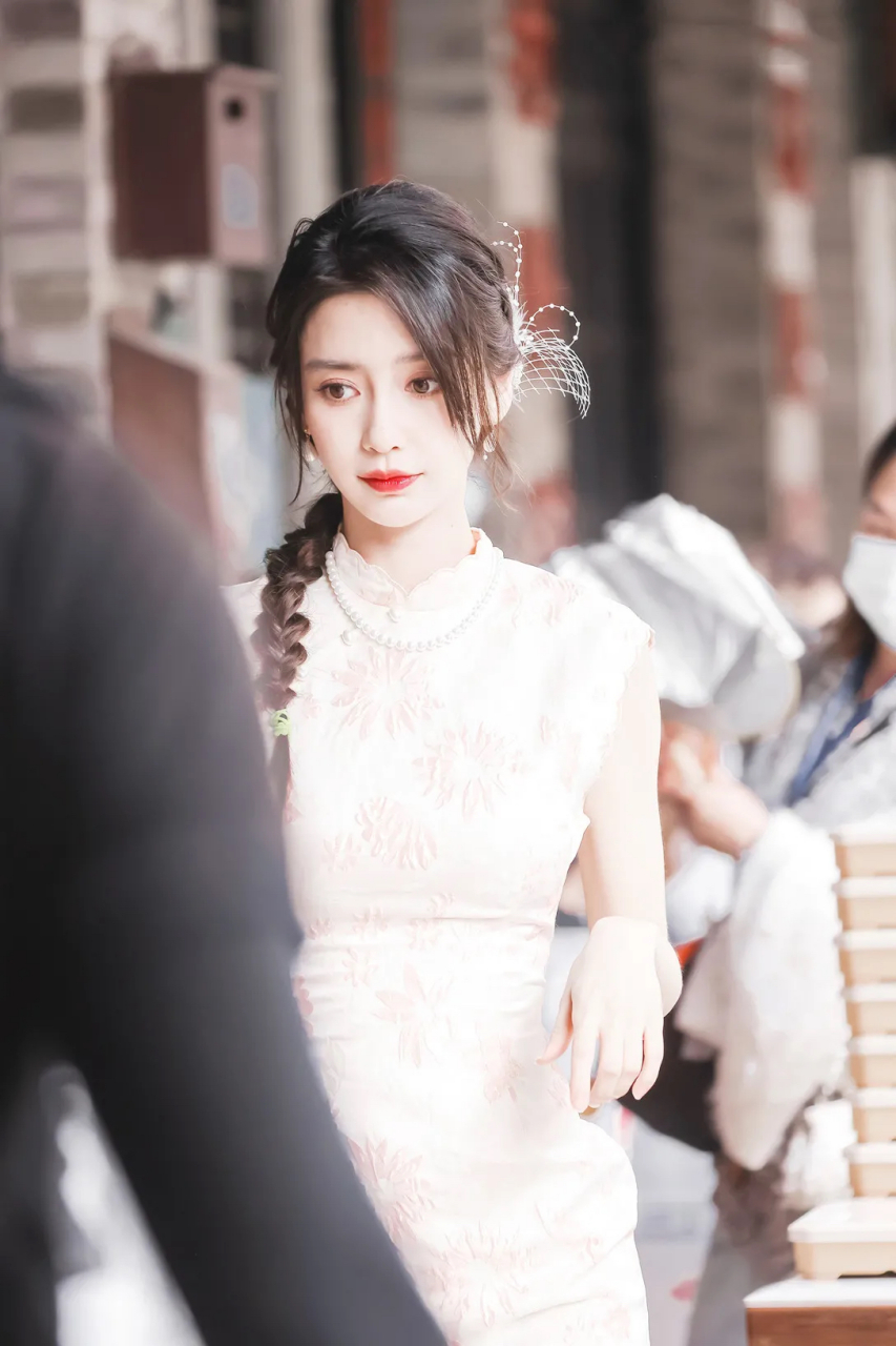 angelababy杨颖旗袍风情街拍,随性麻花辫搭配浅粉色旗袍,国风感满满