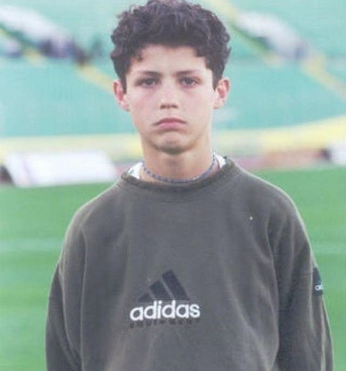 几张c罗小时候的照片,那时候也挺会耍酷嘛