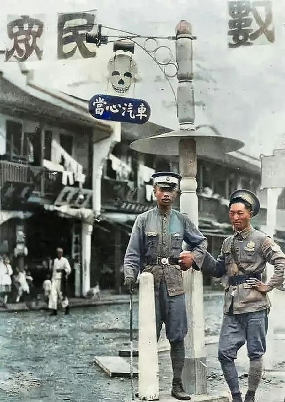 原来民国时期已经出现交通警察了,居然还有女交警,就是衣服太脏.