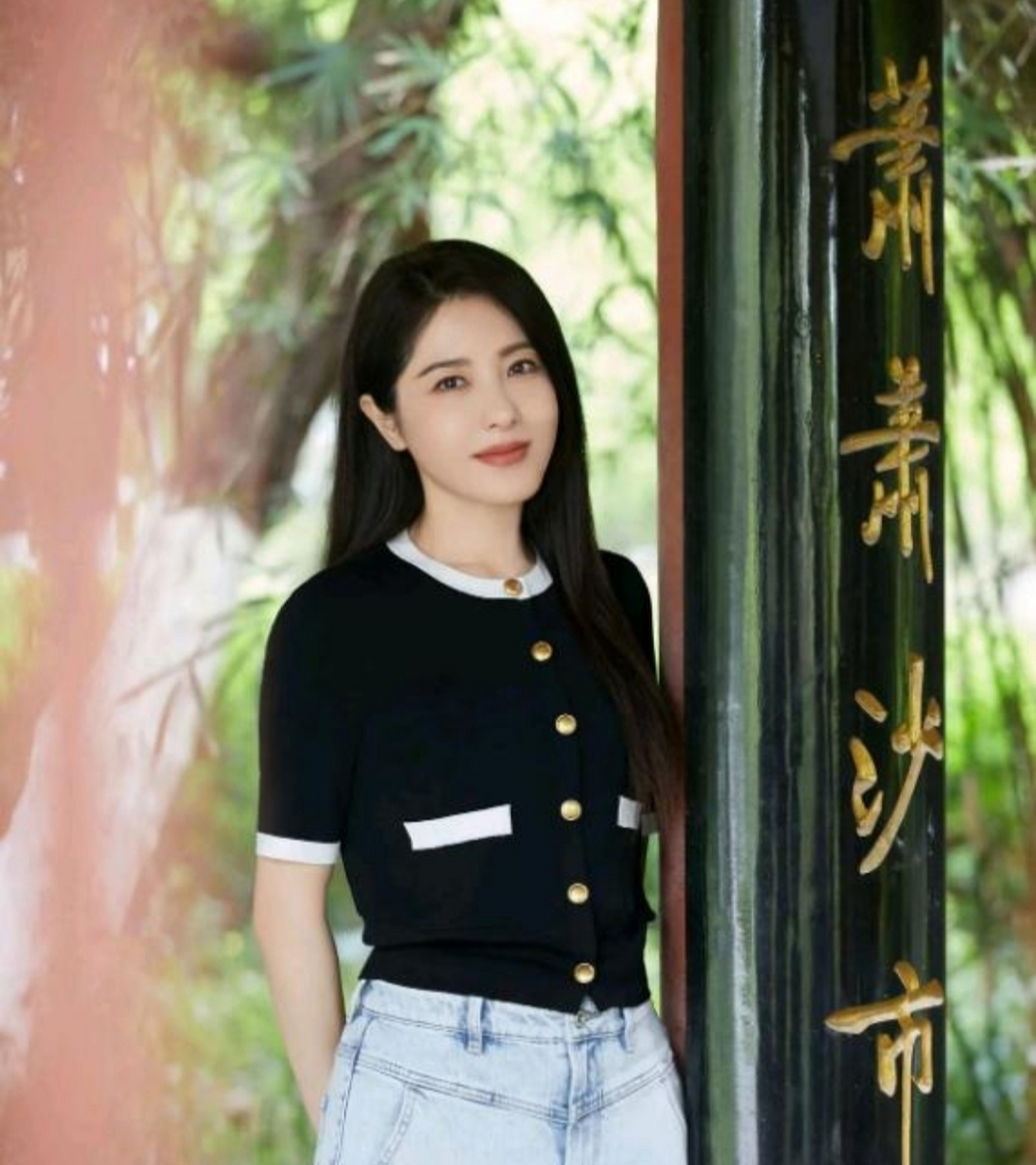 曾黎游玩随拍,身穿黑色上衣搭配牛仔裤,简约优雅,温柔大方~ 慢品生活