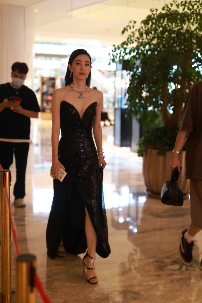 王丽坤散发迷人魅力,黑色低胸连衣裙展现性感魅力