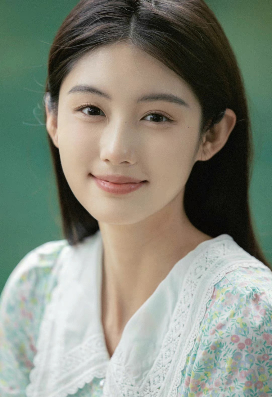 笑意盈盈的文雅气质美女