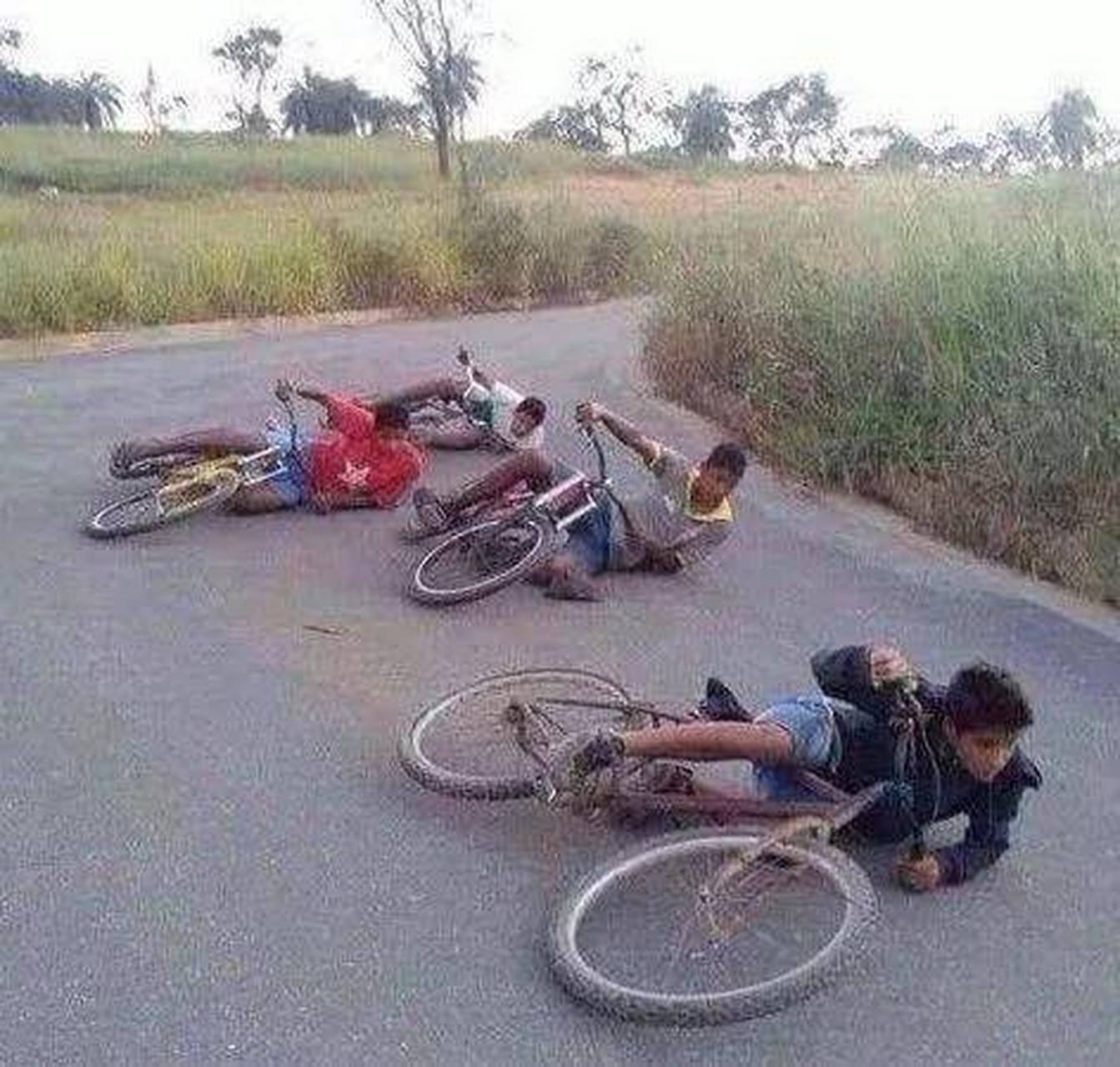 在城郊的马路上骑车玩耍,他自以为自己的技术已过关,于是两脚踏得飞快