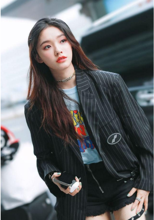 24岁林允气质轻熟,职场风造型拍大片,利落气质穿搭惹人爱!