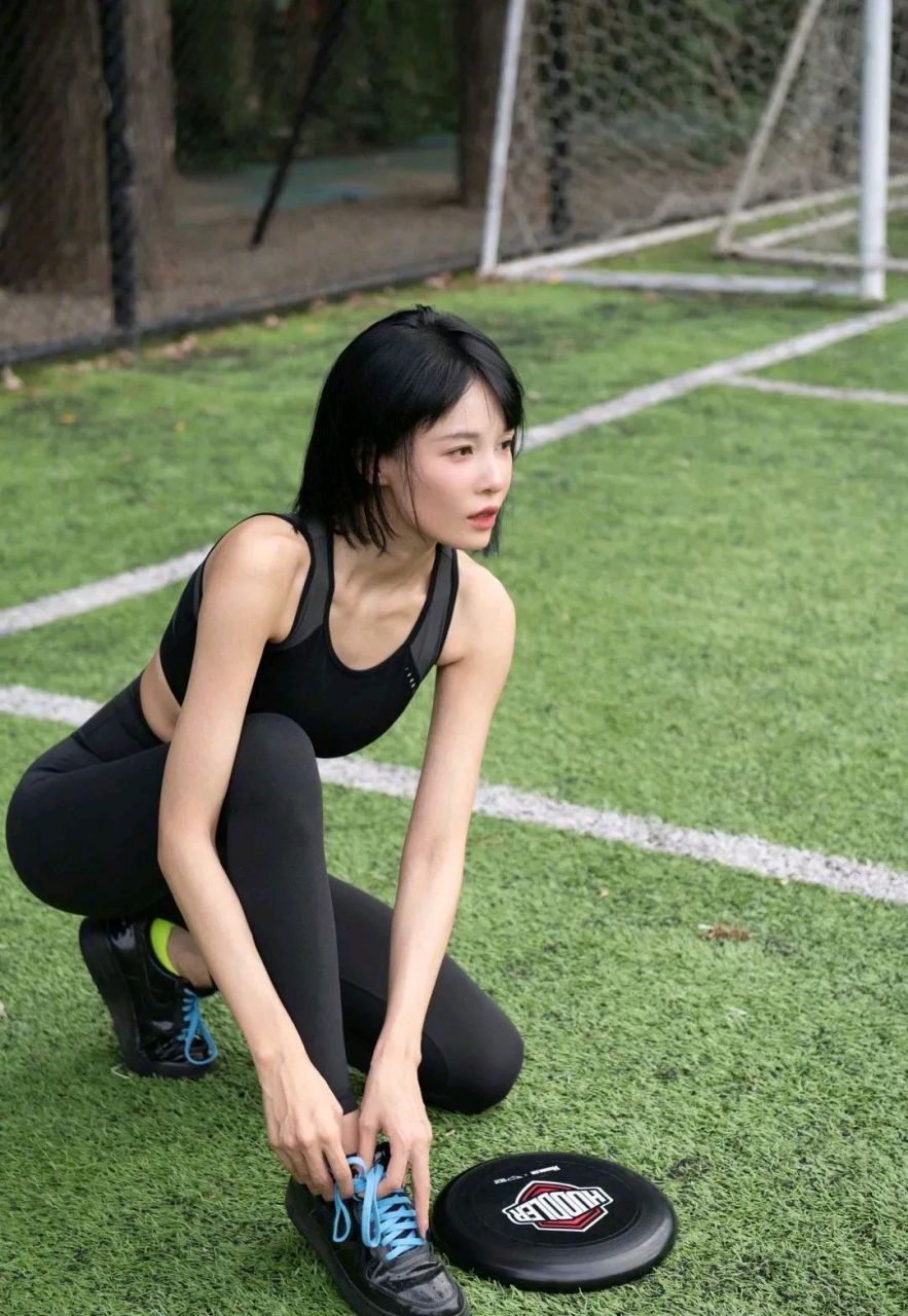 北京姑娘张蓝心一身运动紧身装在飞盘运动中的美照怎么样,这样的运动