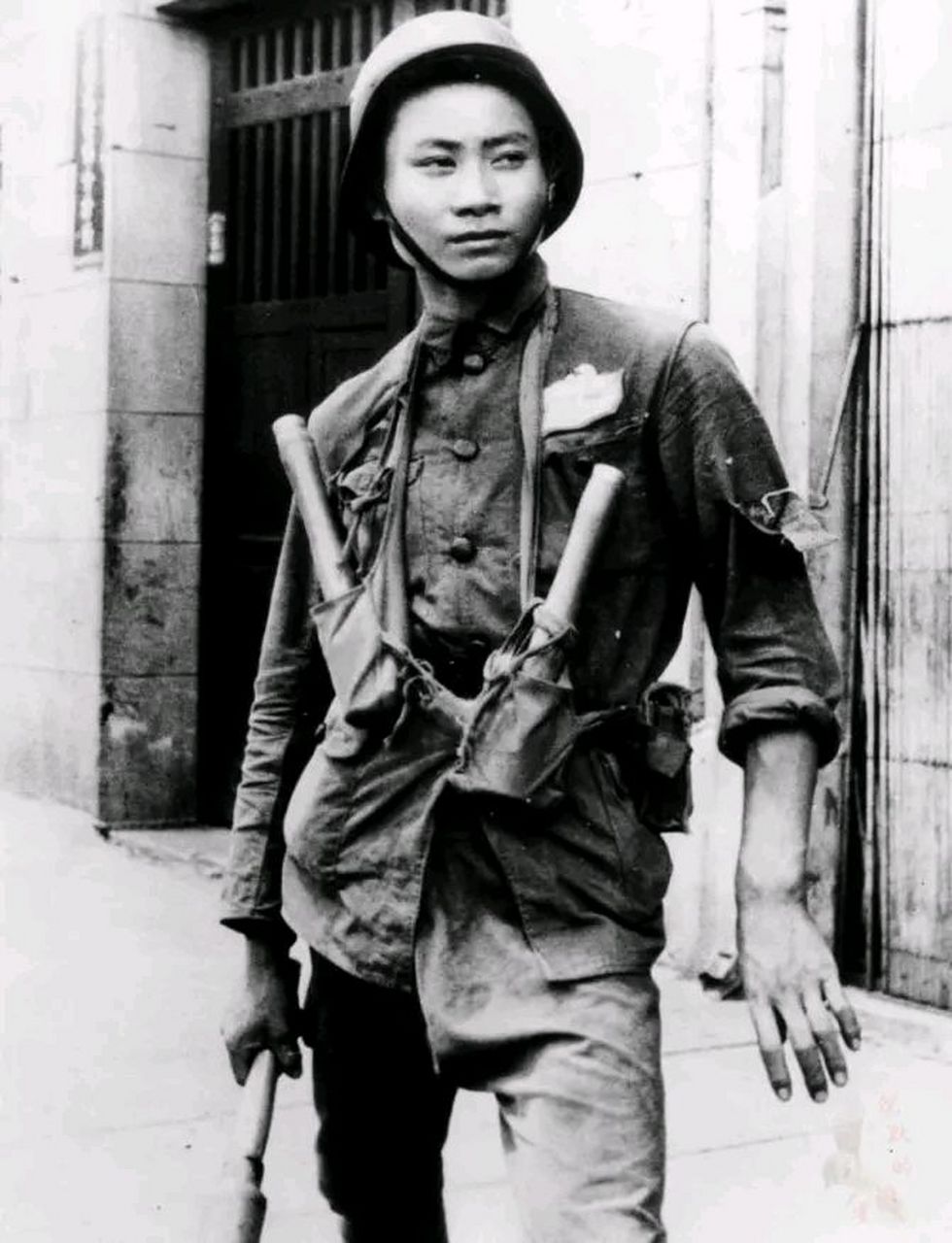 历史老照片: 1937年,淞沪会战期间,一名手拿手榴弹的国军士兵.