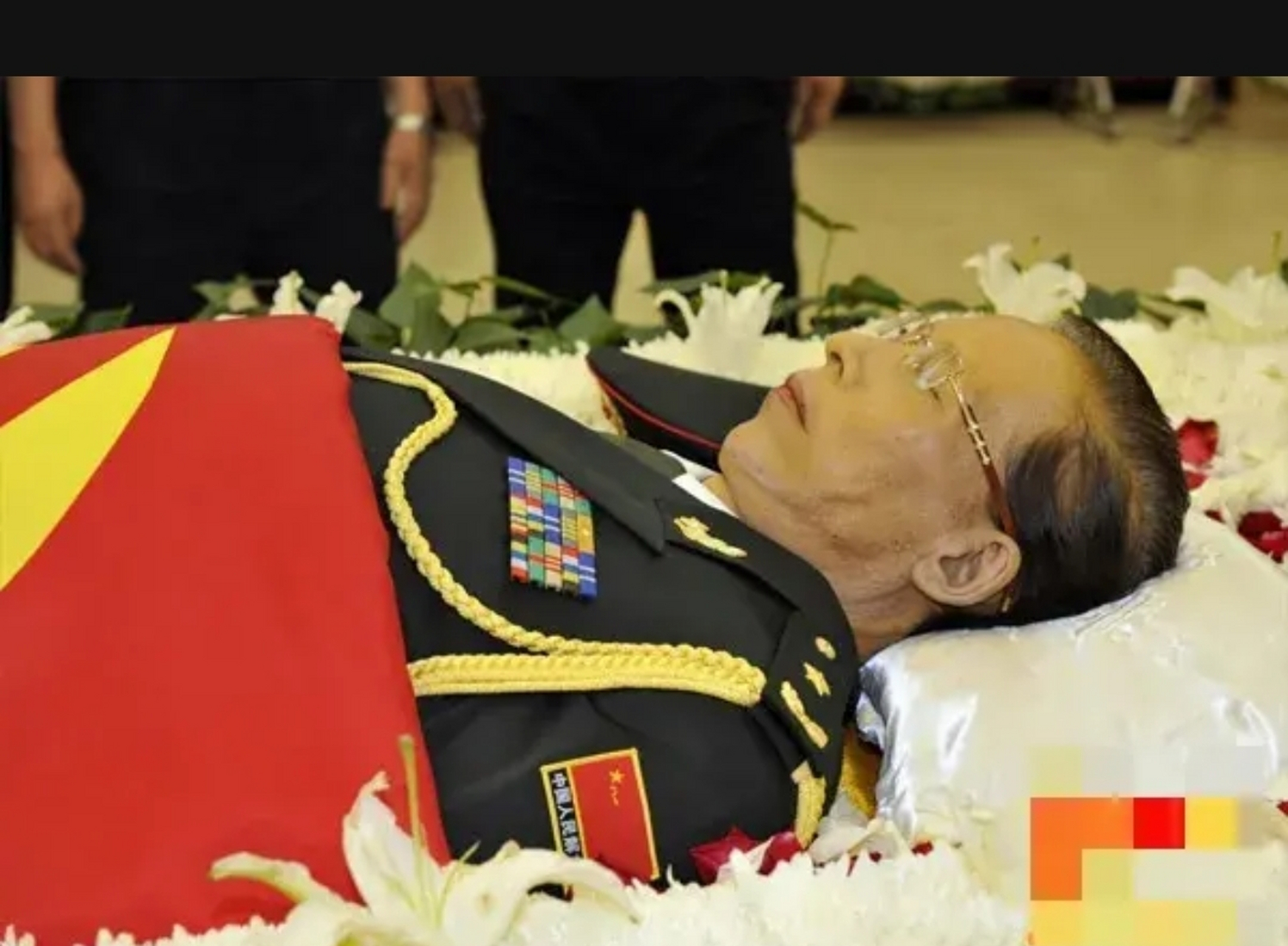 这是2015年,张宁阳少将病逝后,一张罕见的遗容,照片中的他戴着眼镜,一