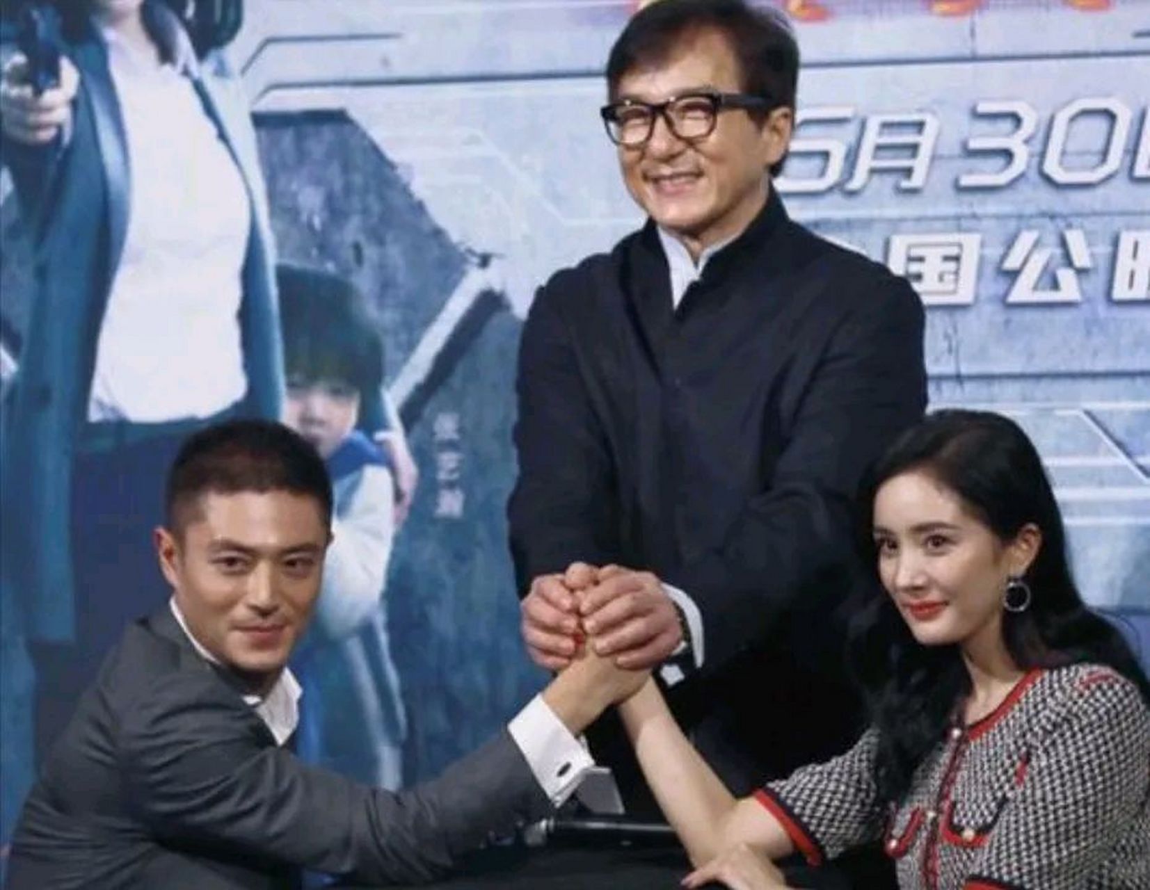 没想到成龙却为这个小姑娘打抱不平,他觉得杨幂的片酬实在是太少了,小