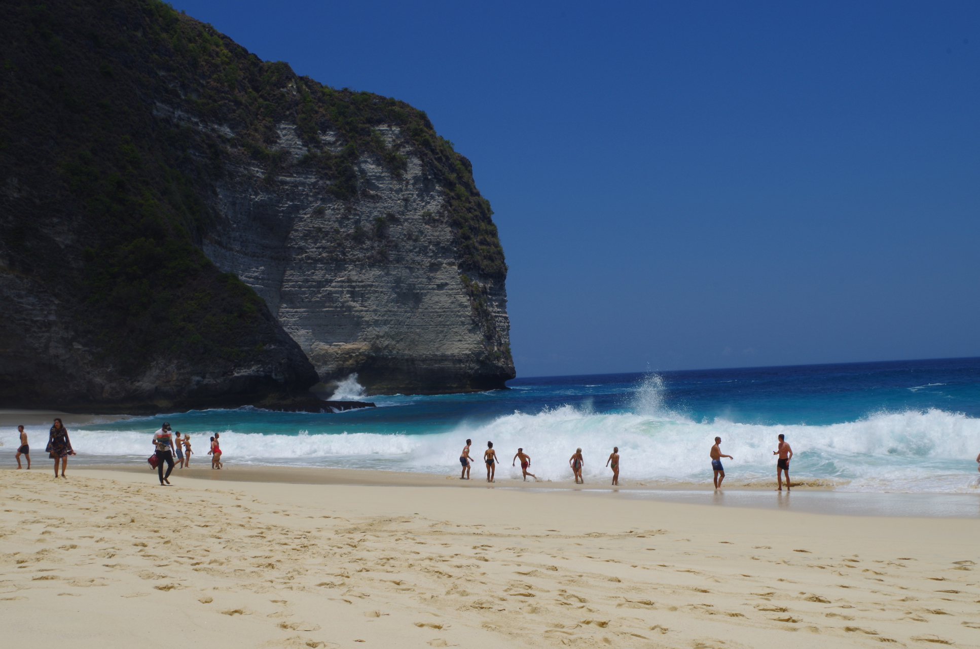 佩尼达岛上的海滩 在陡峭的悬崖下面有一片酷似希腊