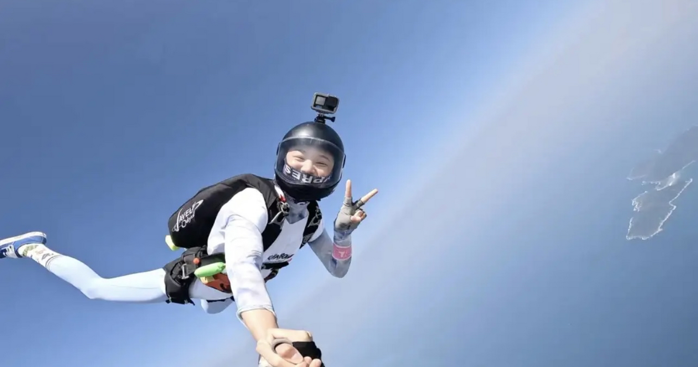 高空跳伞还玩自拍的美女,真的太厉害了,绝大部分人估计玩跳伞魂都得没