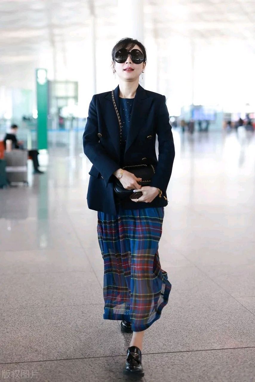 张静初亮相机场,她这次搭配的很时尚  张静初里面穿蓝色的t恤,外面
