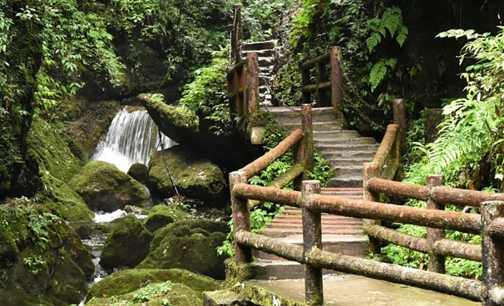 成都青城山真正好玩的,竟然是隐身于在后山,宛如峡中长龙的栈道