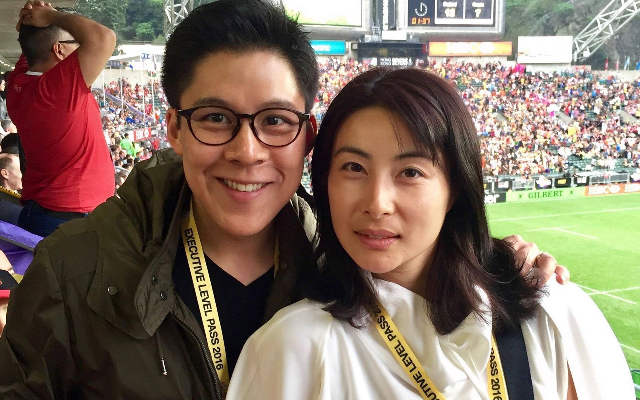 公公霍震霆就对郭晶晶说:"送你爸妈一套北京的四合院,再加1100万聘礼