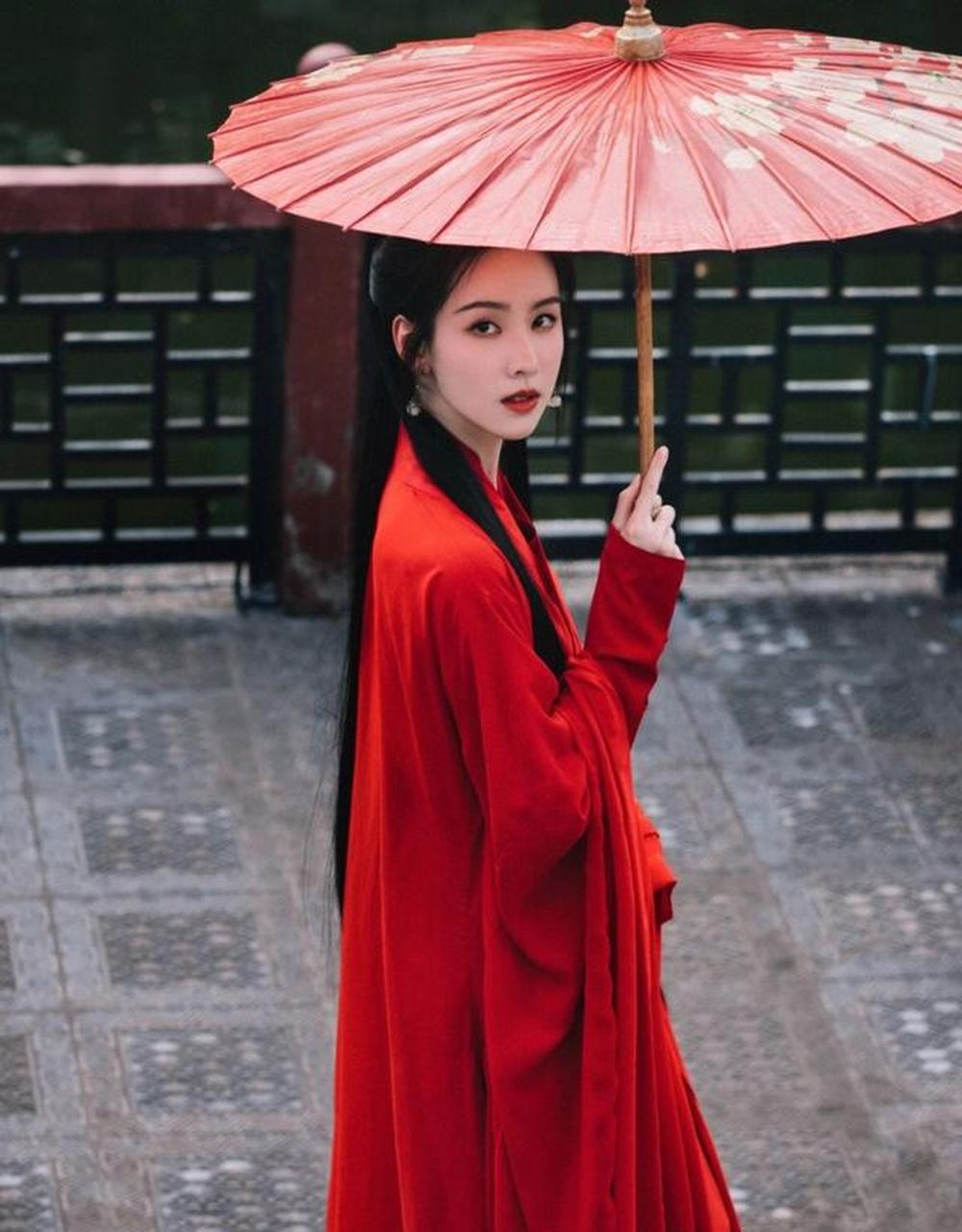 #古典国风美人# #明星古风造型# 古典美人撑伞造型,你更喜欢哪个?个人